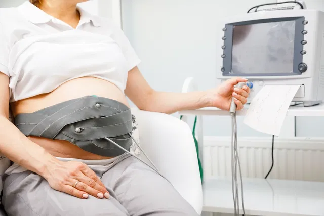 gestante realizando cardiotocografia