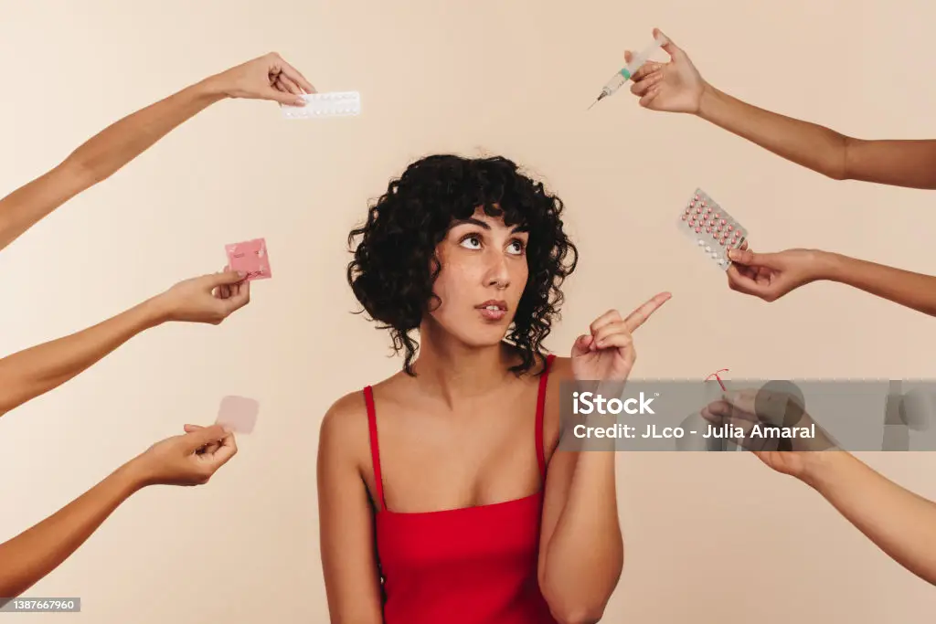 mulher decidindo qual anticoncepcional usar