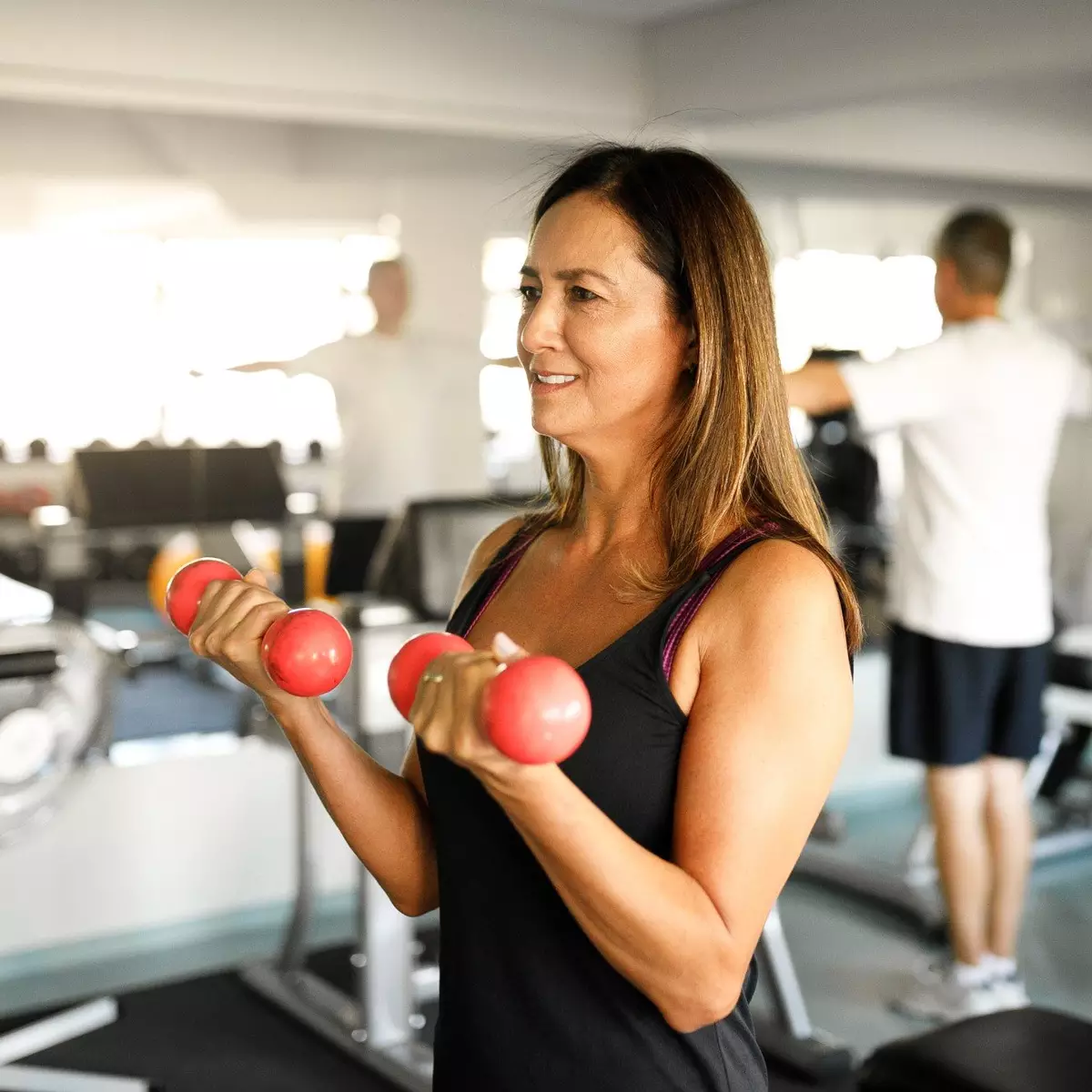 mulher na menopausa fazendo atividade fisica