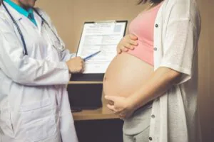 foto de gestante em consulta de pré-natal