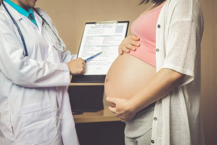 foto de gestante em consulta de pré-natal