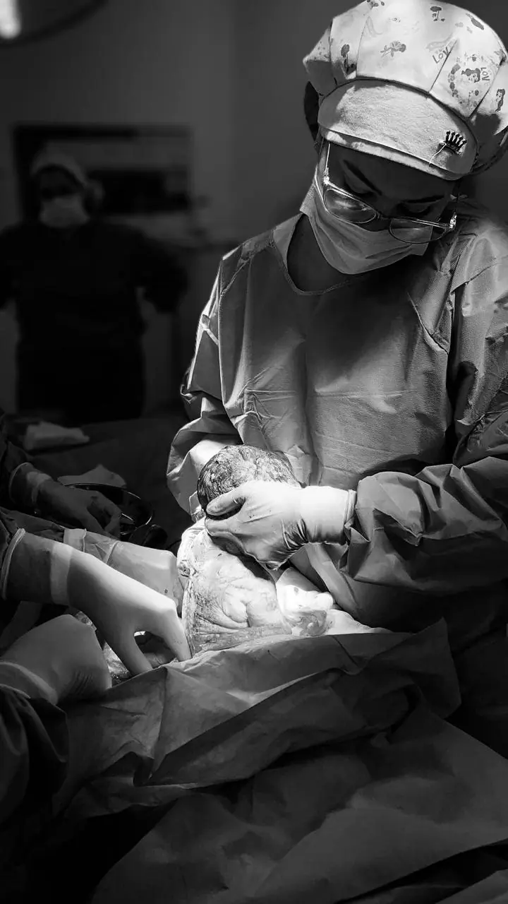 imagem de ginecologista e obstetra realizando um cesareana